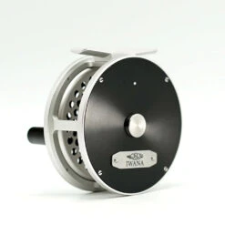 Iwana Steelhead Fliegenrolle - Black/Silver -Next Shop 4 2 1024x1024 dce83ea4 05d6 4a56 81ed 05ca730c9931