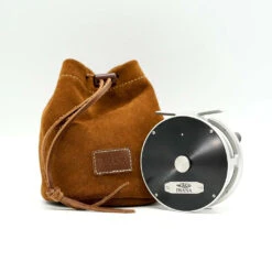 Iwana Steelhead Fliegenrolle - Black/Silver -Next Shop 5 2 1024x1024 eb05657b f4b2 4127 8210 e64ec3e9af0a